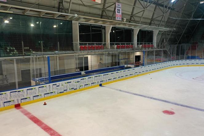 Lodowisko przy Siedleckiego już po remoncie. Nowe bandy, boksy i bramki 