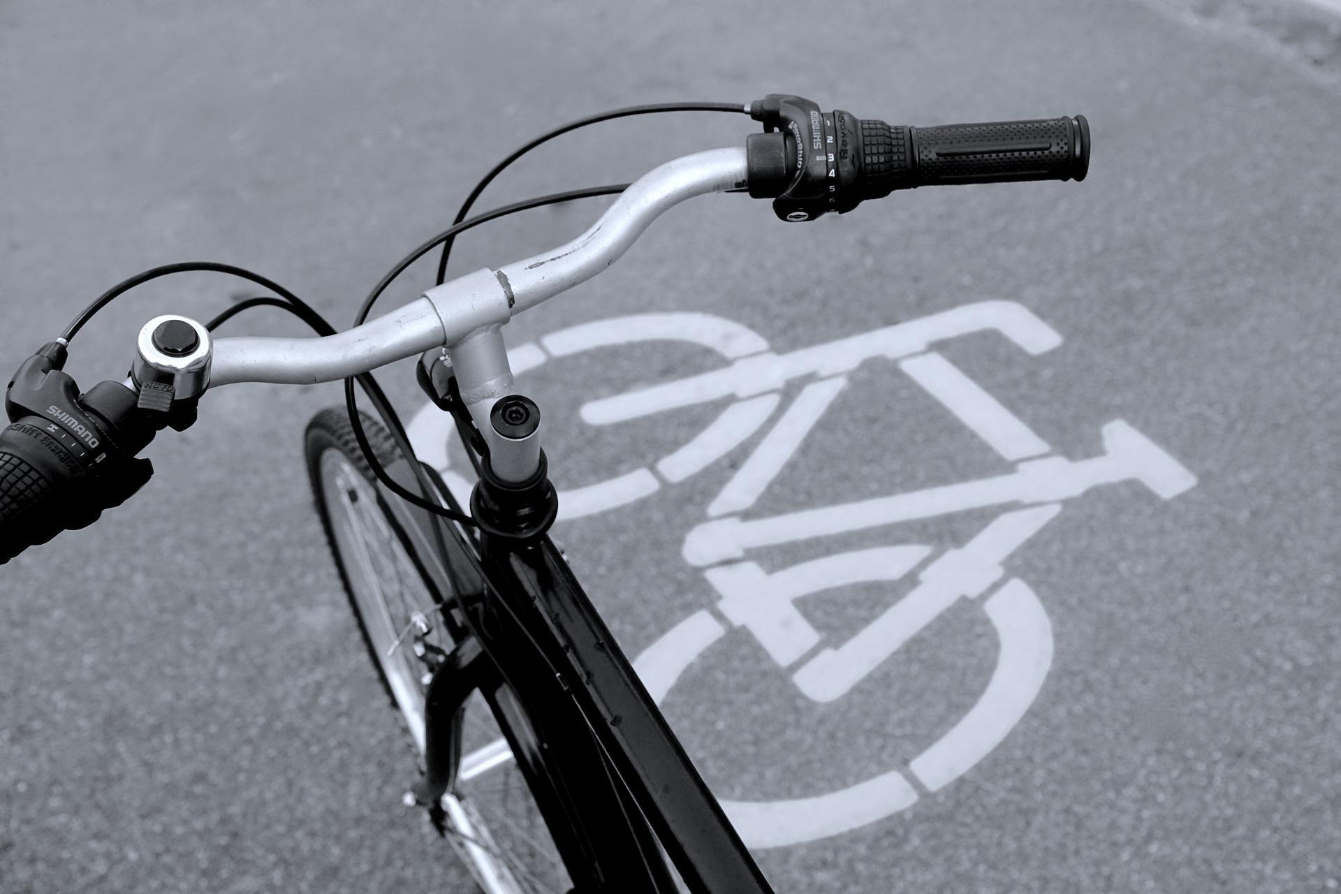 Nowe przepisy dotyczące ścieżek rowerowych. Koniec przechodzenia w dowolnym miejscu i spacerów po trasie - Warszawa Radio ESKA