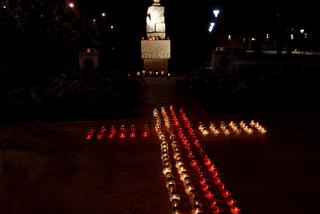 Znicze i flagi przed pomnikami. Lublin uczcił rocznicę 13 grudnia [ZDJĘCIA]