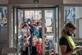 Centrum Pomocy Puławska 20. Uchodźcy czekają godzinami przed sklepem z darmowymi produktami
