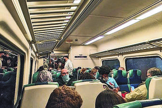 Nowojorczycy ścisnęli się jak sardynki w pociągach z Long Island. Oto skutki cięć w LIRR