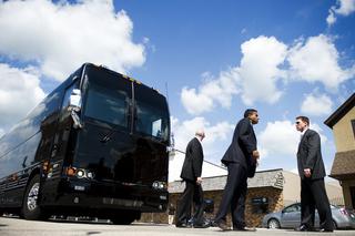 Autobus Baracka Obamy otoczony przez agentów Secret Service