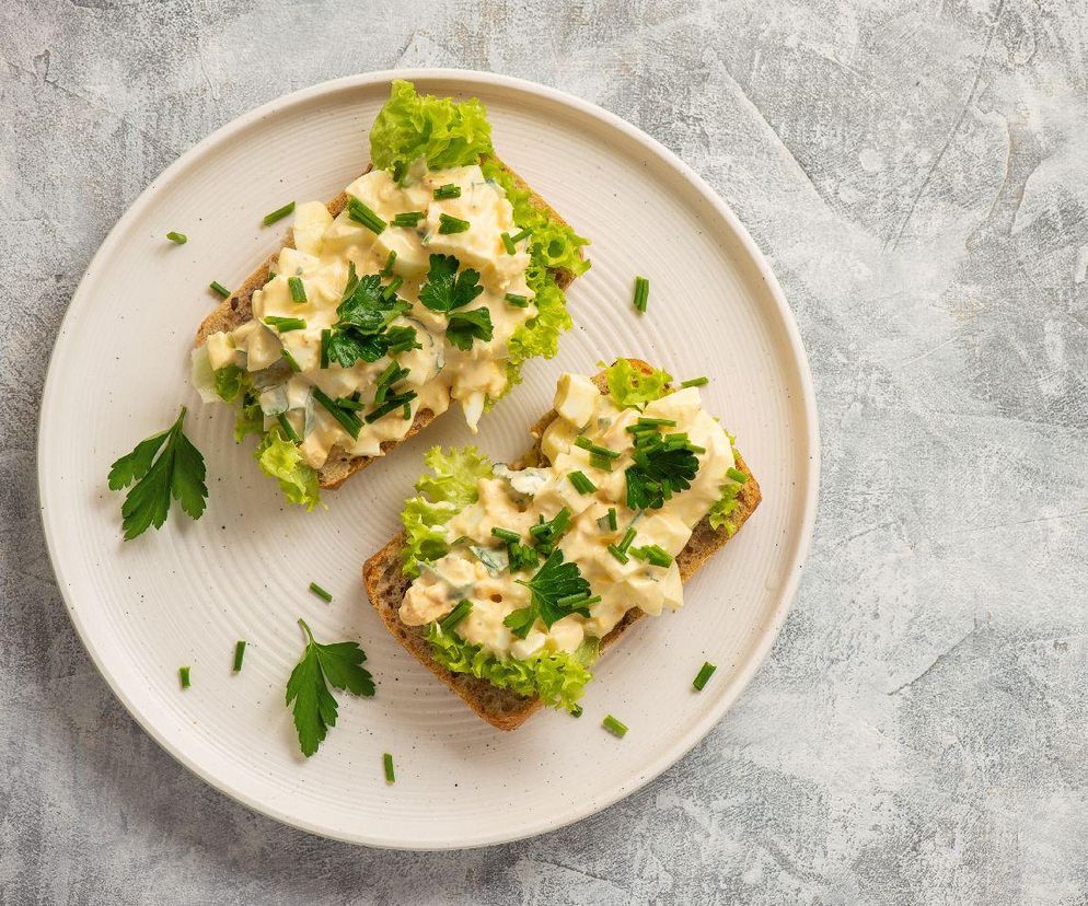 Żółty ser zastąpiłam tym z Grecji. Pasta jajeczna z tym dodatkiem od razu podbiła moje podniebienie 