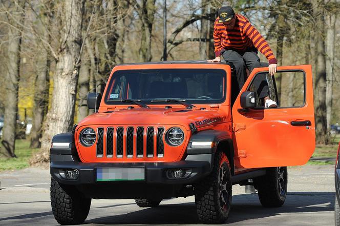 Kuba Wojewódzki nie potrafi zejść z samochodu 