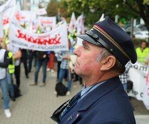 Protest związków zawodowych PKP Cargo i Poczty Polskiej w Warszawie