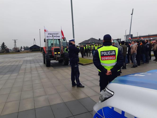 Strajk rolników w Tarnowie. Policja i rolnicy pod stadionem Bruk Betu Termaliki Nieciecza