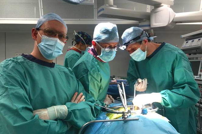 Nowatorski zabieg kręgosłupa w bydgoskim szpitalu Biziela. Lekarze operowali przez brzuch