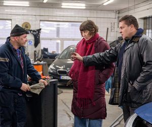 Na Wspólnej odc. 3998. Brygida (Maja Wolska), Michał (Robert Kudelski), mechanik (Mateusz Baran)