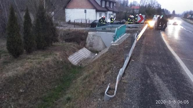 Samochód DACHOWAŁ tuż pod oknami domu w Tworkowej! To CUD, że nie było ofiar śmiertelnych