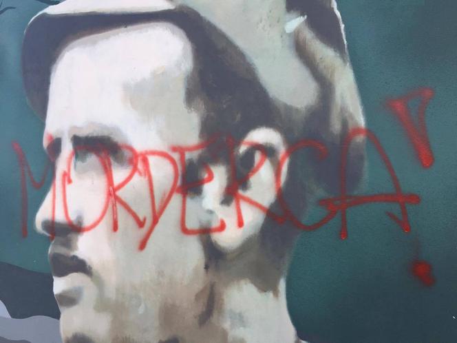 Zniszczono mural Żołnierzy Wyklętych! Napis "MORDERCA" na portrecie majora Łupaszki [ZDJĘCIA]