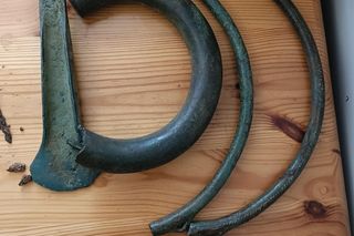 Miał w domu konika z brązu z epoki żelaza, nagolennik wojownika, zabytkowe monety. Sam wszystko znalazł pod ziemią i skrzętnie ukrył