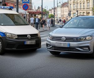 Strażnicy wyciągnięci ze środka leżącego radiowozu! Huknął w nich nietrzeźwy 30-latek