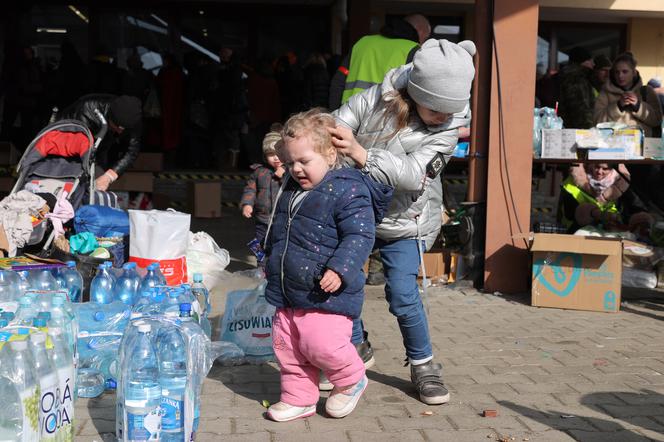 Ukraińscy uchodźcy oczekujący na pomoc na dworcu w Przemyślu