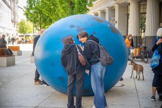 Jajo na placu Pięciu Rogów