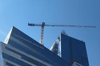 Najwyższy w Europie żuraw montuje iglicę na drapaczu chmur z Rzeszowa [GALERA]