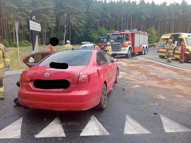 Zderzenie osobówki z ciężarówką na DK 10 pod Bydgoszczą! Wśród rannych kobieta i dwójka dzieci [ZDJĘCIA]