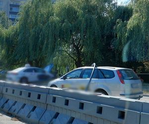 Kraków. Latarnia spadła na przejeżdżający samochód. Chwilę wcześniej doszło tam do wypadku [ZDJĘCIA]