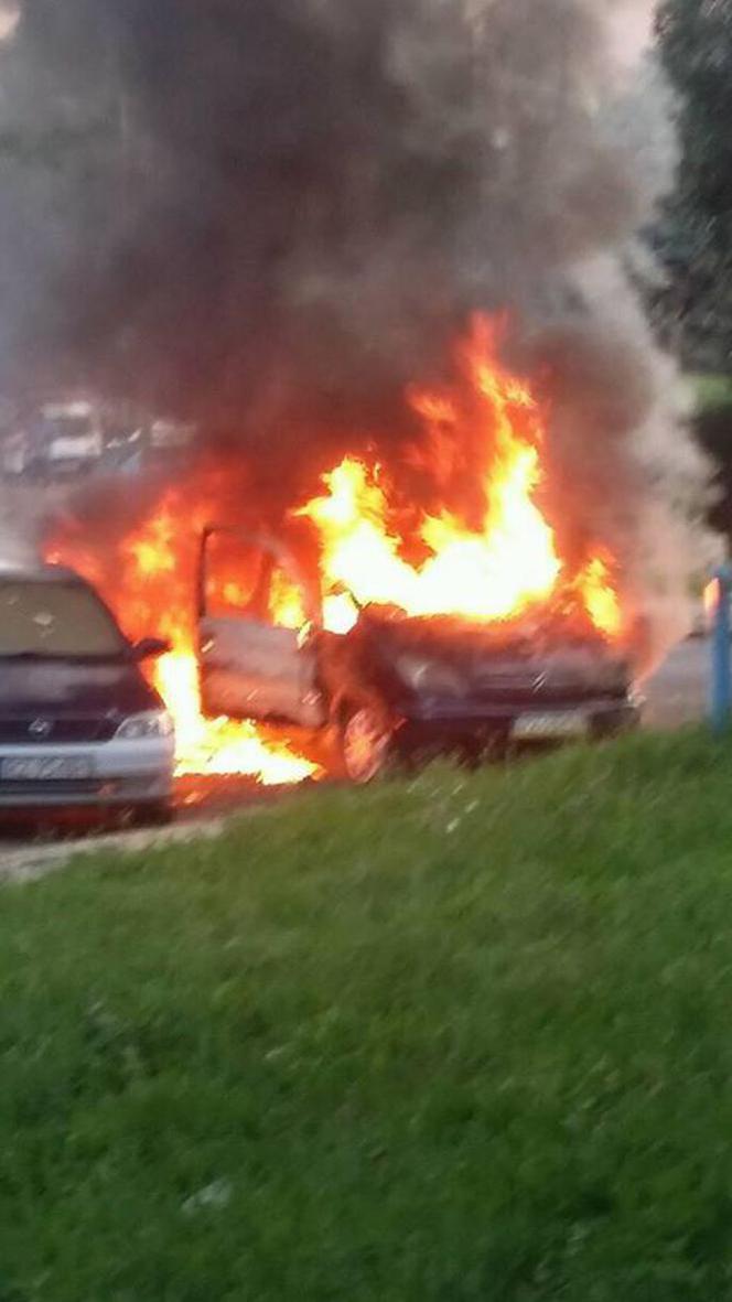 Pożar dwóch samochodów na Kopczyńskiego w Rzeszowie