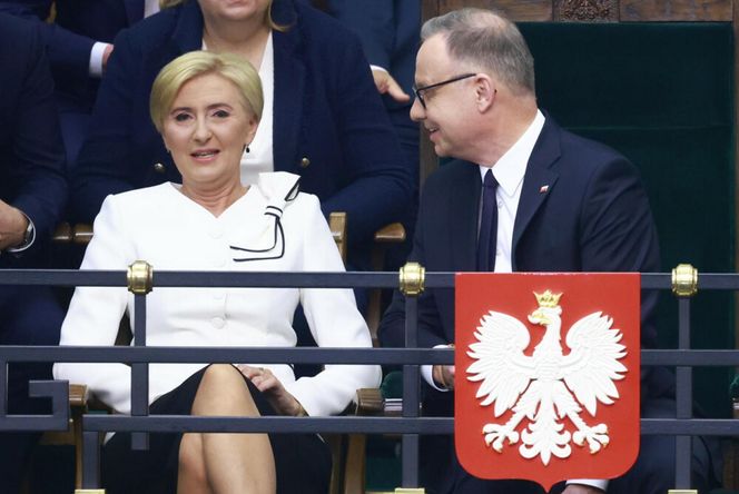 Agata Duda z kokardą na ramieniu w Sejmie