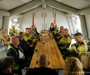  Kawle. Pożar zakładu przetwórstwa drobiowego. 120 strażaków walczy z żywiołem w czwartek, 14 sierpnia. Jeden z nich zaginął [ZDJĘCIA]