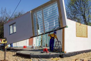 Prefabrykowany dom drewniany: szybka technologia budowy