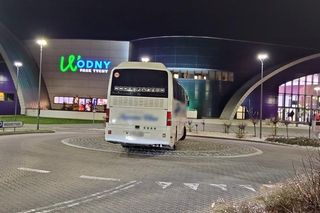 Kierowcy parkują na rondzie przy Parku Wodnym Tychy