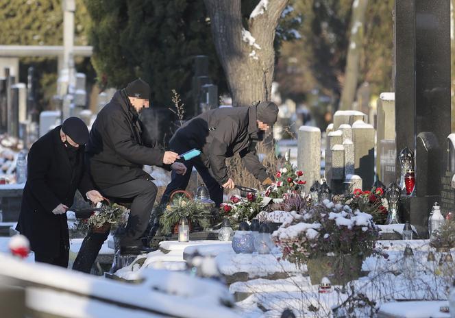 Jarosław Kaczyński sprząta grób brata