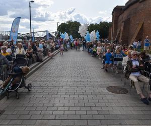 Kolorowa parada na otwarcie Dni Torunia. Przeszła przez serce toruńskiej starówki
