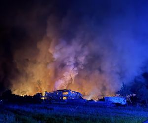 Warszawa. Pożar hal magazynowych w Kawęczynie [ZDJĘCIA]