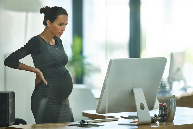 Idź na L4. Pracodawca i tak nie doceni, że pracujesz. Czy warto poświecać się dla pracy w czasie ciąży? 