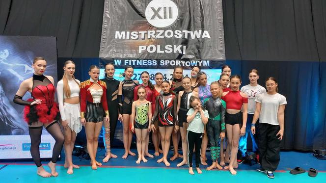 Worek medali dla zawodników Uczniowskiego Klubu Sportowego Akrofitness Szczecinek