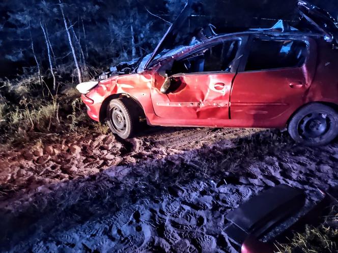 Pijany Damian uciekał przed policją aż wylądował na dachu! Zaskakujące fakty. W aucie było 6 dzieci [ZDJĘCIA]