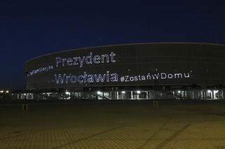Laserowy pokaz na Stadionie Wrocław. To podziękowania dla medyków!