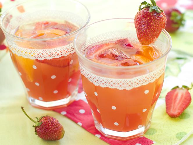 Lemoniada truskawkowa: orzeźwiający napój ze świeżych truskawek i rabarbaru