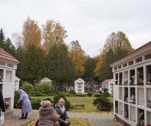 Tłumy na cmentarzu przy ul. Poprzecznej. Olsztynianie odwiedzają groby bliskich [ZDJĘCIA]