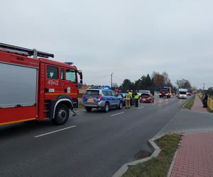 Poranny wypadek na drodze nr 42 w Kuczowie. Zderzyły się dwa auta osobowe i bus