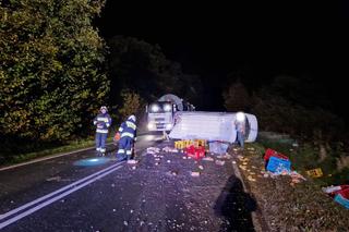 Smyków. Kierowca dostawczego mercedesa wylądował w rowie i dachował