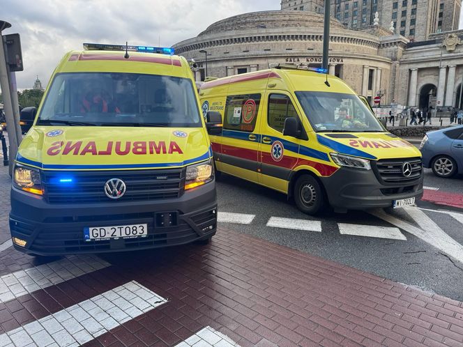 Potrącenie trzech nastolatek w centrum Warszawy. Kierowca wyjeżdżał z parkingu