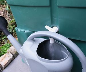 Ceny zbiorników na wodę deszczową 2025: producenci vs markety