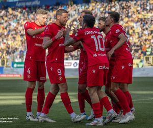 Halloweenowy horror w Zielonej Górze! Widzew awansuje po karnych