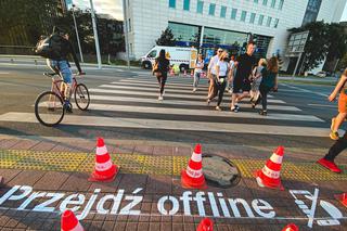 Poznań: Przed przejściami dla pieszych pojawiły się specjalne napisy! “PRZEJDŹ OFFLINE” 