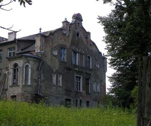 Ta wieś na Mazurach „pamięta” średniowiecze. Z tamtejszym dworem wiąże się zaskakująca legenda