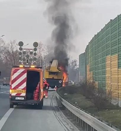 Warszawa. Wielkie jęzory ognia na S8. Płonął dźwig "KRYM". Gigantyczny korek