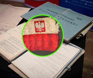 Syn marynarza z ORP „Admirał Sierpinek” przekazał historyczną banderę