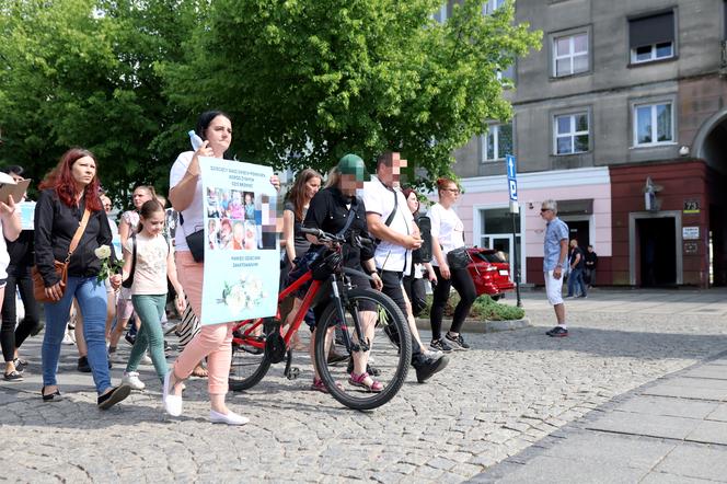 Pan Artur płakał w tracie białego marszu w Częstochowie. "Kamilek śni mi się po nocach"