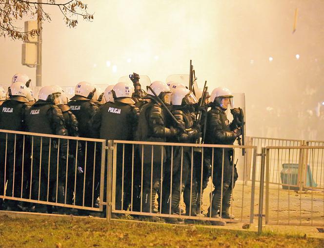 Zadyma kiboli zatrzymała marsz