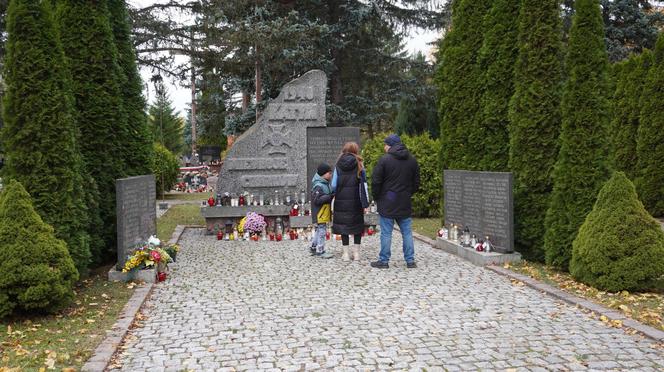 Tłumy na cmentarzu przy ul. Poprzecznej. Olsztynianie odwiedzają groby bliskich [ZDJĘCIA]