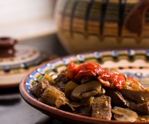 Cygański garnek - przepyszna wieprzowina duszona z papryką i grzybami