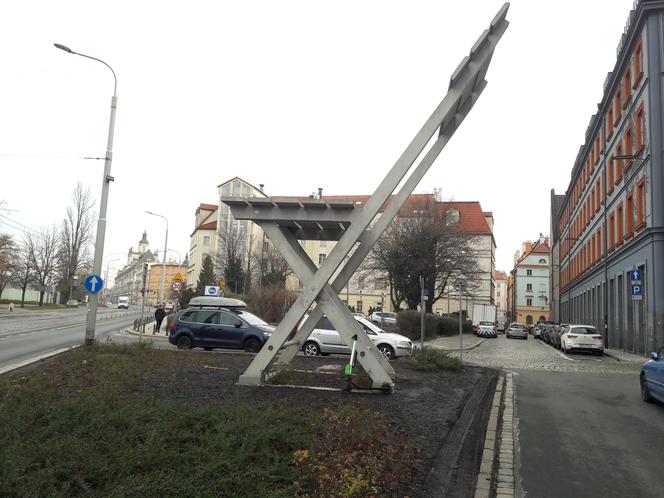 Zdjęcie źle zaparkowanej hulajnogi