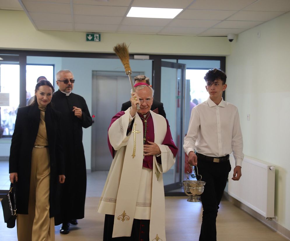 Poświęcenie budynku oraz krzyży do Szkoły Podstawowej nr 1 im. św. Józefa w parafii Matki Bożej Różańcowej w Kaszowie